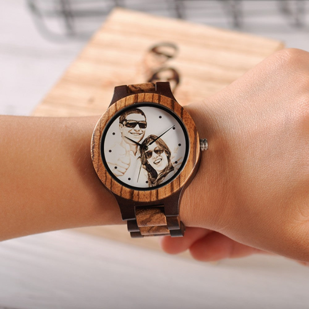 Modisch und ein individuelles Präsent - eine Foto-Uhr von Wood o'clock