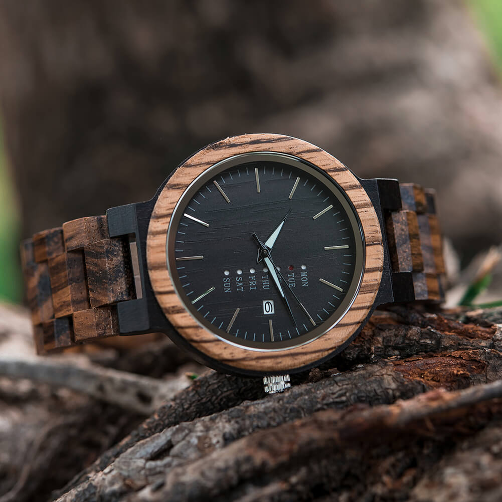 Die Armbanduhr "Sternschnuppe" ist aus edlem Zebra- und Ebenholz gefertigt