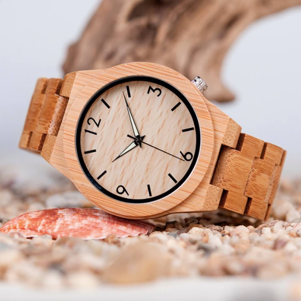 Diese Armbanduhr wird aus Bambus gefertigt, was ihr einmaliges Design ausmacht