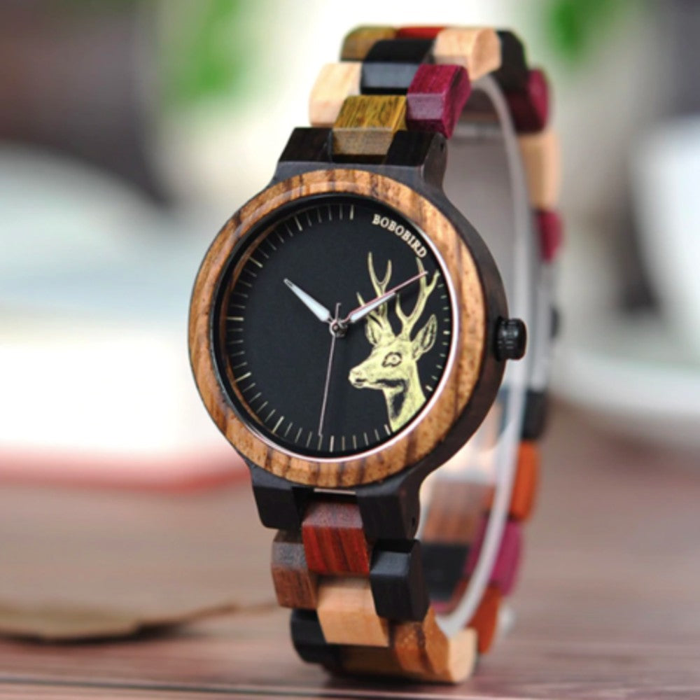 Neben der Hirsch-Gravur ist sicherlich das Armband das optisches Highlight dieser Holzuhr