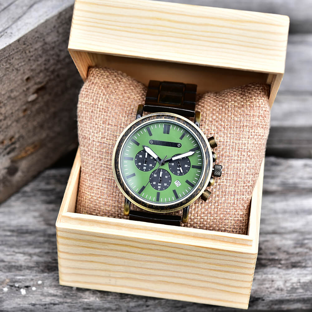 Die Armbanduhr "Walddämmerung" kommt in einer hochwertigen Holzbox zu dir