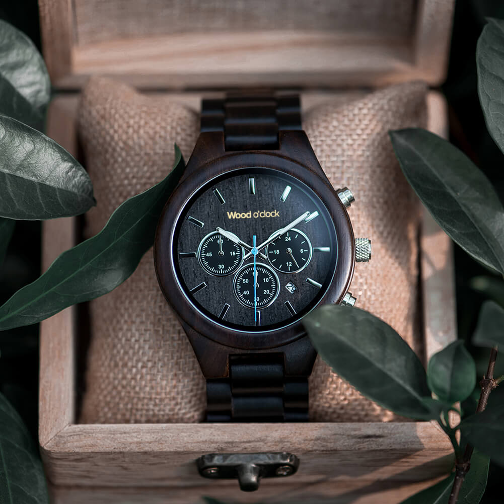 Diese hochwertige Holzarmbanduhr für Männer besticht durch ein klassisches und gleichzeitig hochwertiges Design