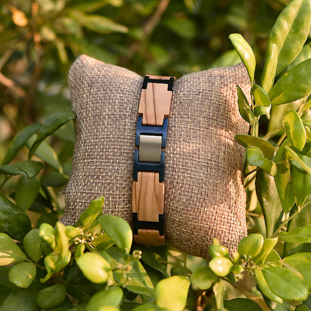 Holzarmband "Kreta" aus abgestimmtem natürlichem Olivenholz mit verstellbarem Kordelband
