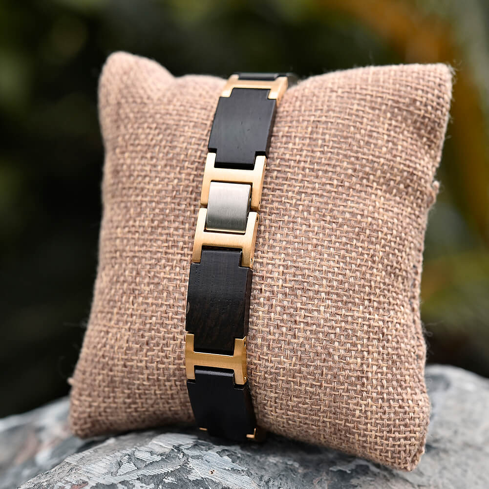 Aus afrikanischem Schwarzholz gefertigt ist das Armband "Exotica" ein echtes Highlight