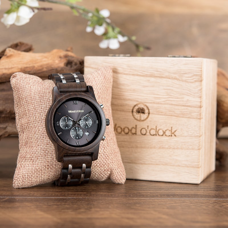 Die Uhr "Edelkastanie" kommt in einer tollen Holzbox zu dir