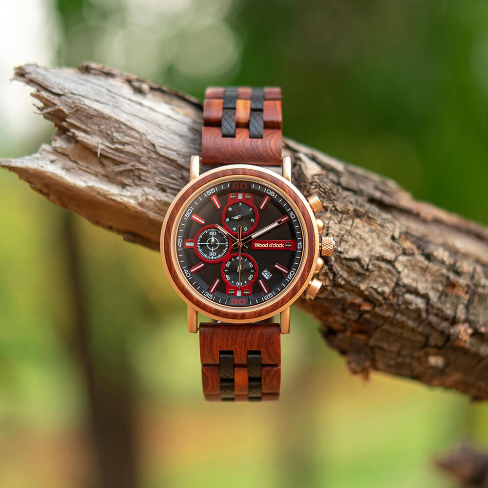 Das rötliche Design unserer Armbanduhr "Palisander" ist der absolute Blickfang an deinem Handgelenk