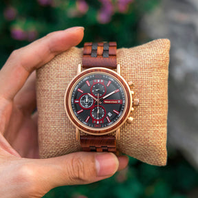Die Farbe des Palisanderholzes machen diese Armbanduhr zu einem Eyecatcher