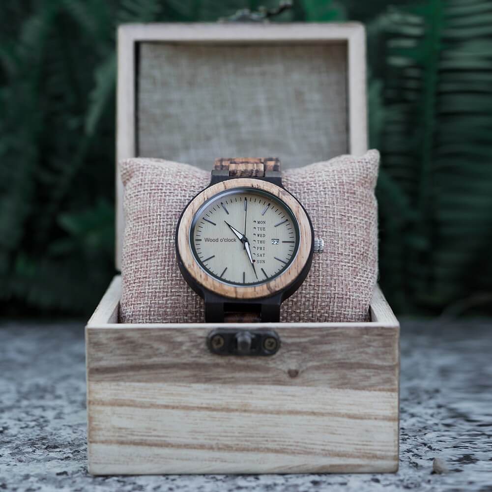 Wir senden dir die Armbanduhr "Walnuss" in einer hochwertigen Holzbox zu