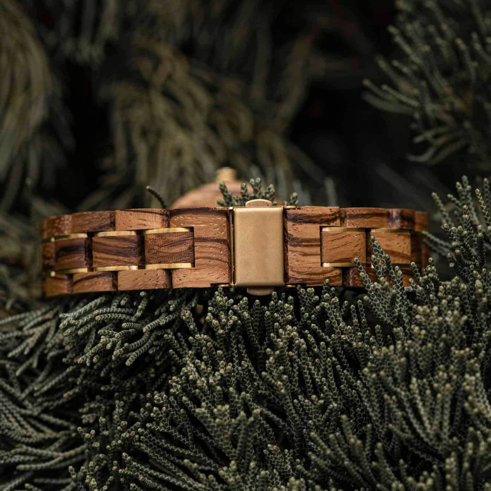 Das Zebranholz sorgt bei unserer Armbanduhr "Monroe" für ein natürliches und gleichzeitig edles Aussehen