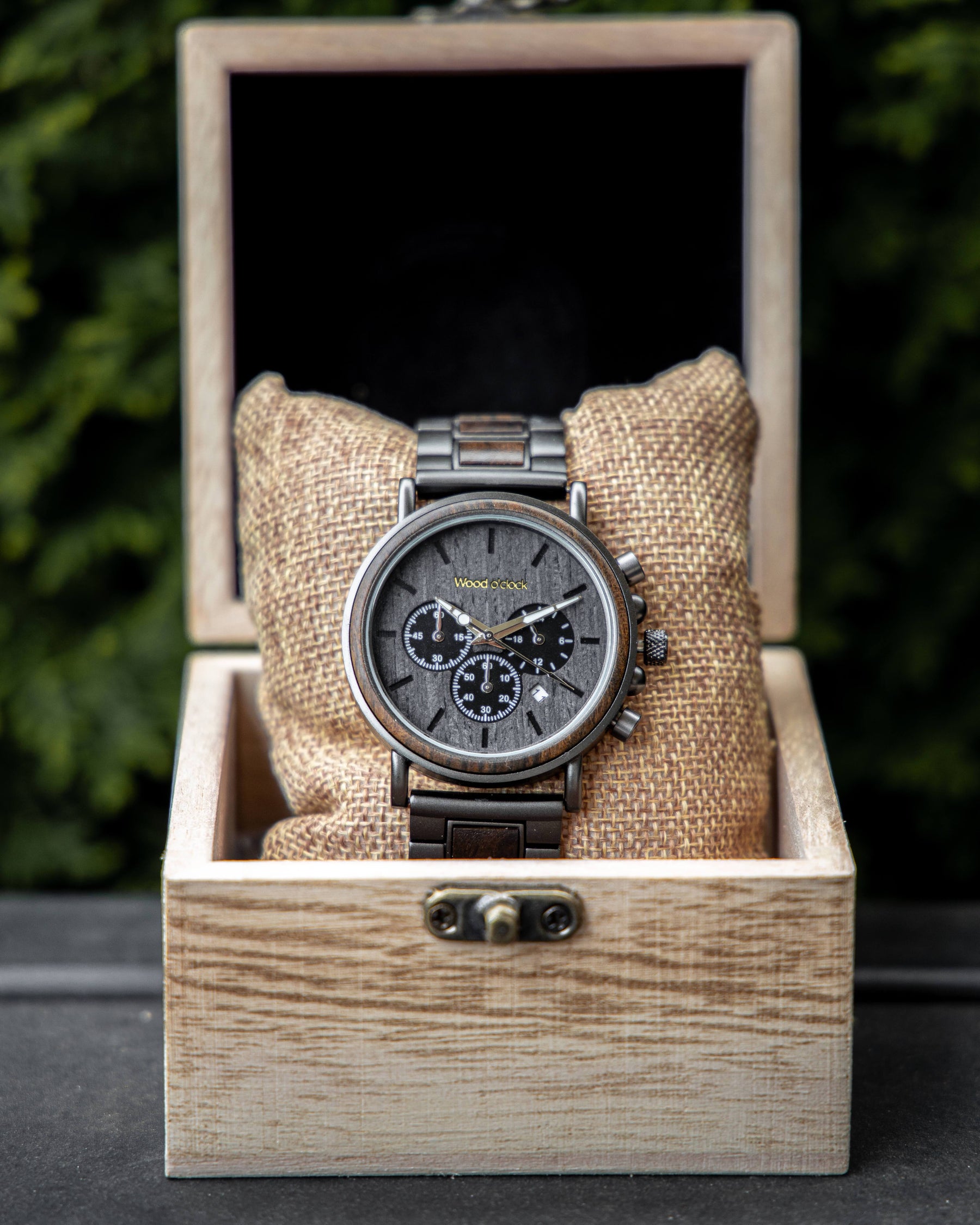 Die hochwertige Holzschatulle der Armbanduhr "Waldgebirge" eignet sich ideal als Geschenkverpackung